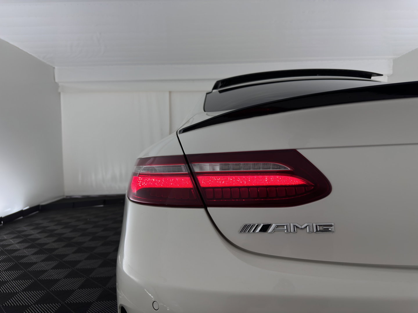 Mercedes-Benz E-Klasse Coupé 220 d AMG-Styling Premium Plus Aut. *PANO | LEATHER-MICROFIBRE | BURMESTER | ADAPTIVE-CRUISE | BLINDSPOT | MULTIBEAM-LED | MEMORY-PACK | TOPVIEW | KEYLESS | HEATED-SPORTSEATS | WIDESCREEN | AMBIENTLIGHT | SHIFTPADDLES | ..