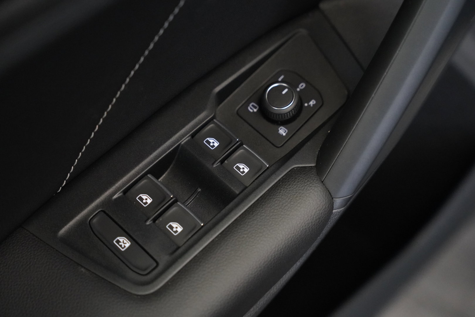 Volkswagen Tiguan 1.4 TSI eHybrid R-Line Business Panoramadak Leder ACC PDC Memory Stoelen 24 Maanden garantie* (Vraag naar de voorwaarden)