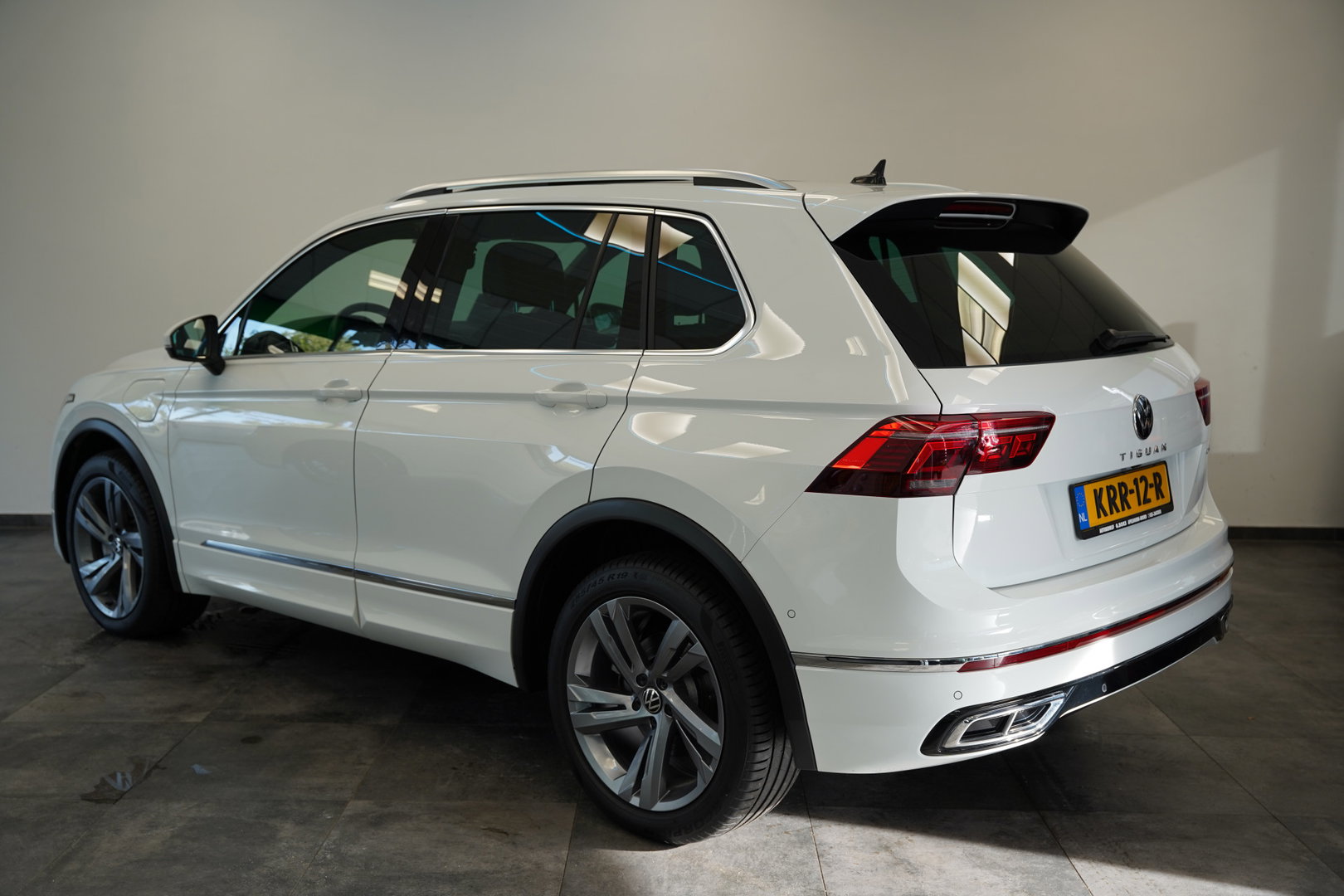Volkswagen Tiguan 1.4 TSI eHybrid R-Line Business Panoramadak Leder ACC PDC Memory Stoelen 24 Maanden garantie* (Vraag naar de voorwaarden)
