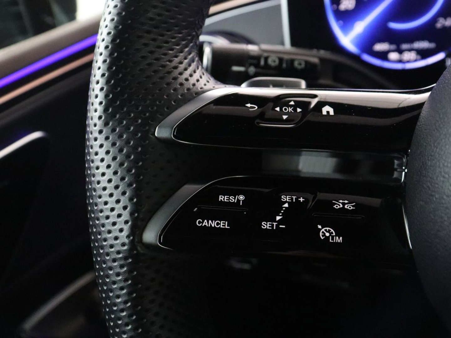 Mercedes-Benz EQE SUV 350 4Matic AMG Line 91 kWh | 97.1% | Panoramadak | Trekhaak | Head up | 360 camera | Adaptive cruise | Stoelkoeling | Memory |