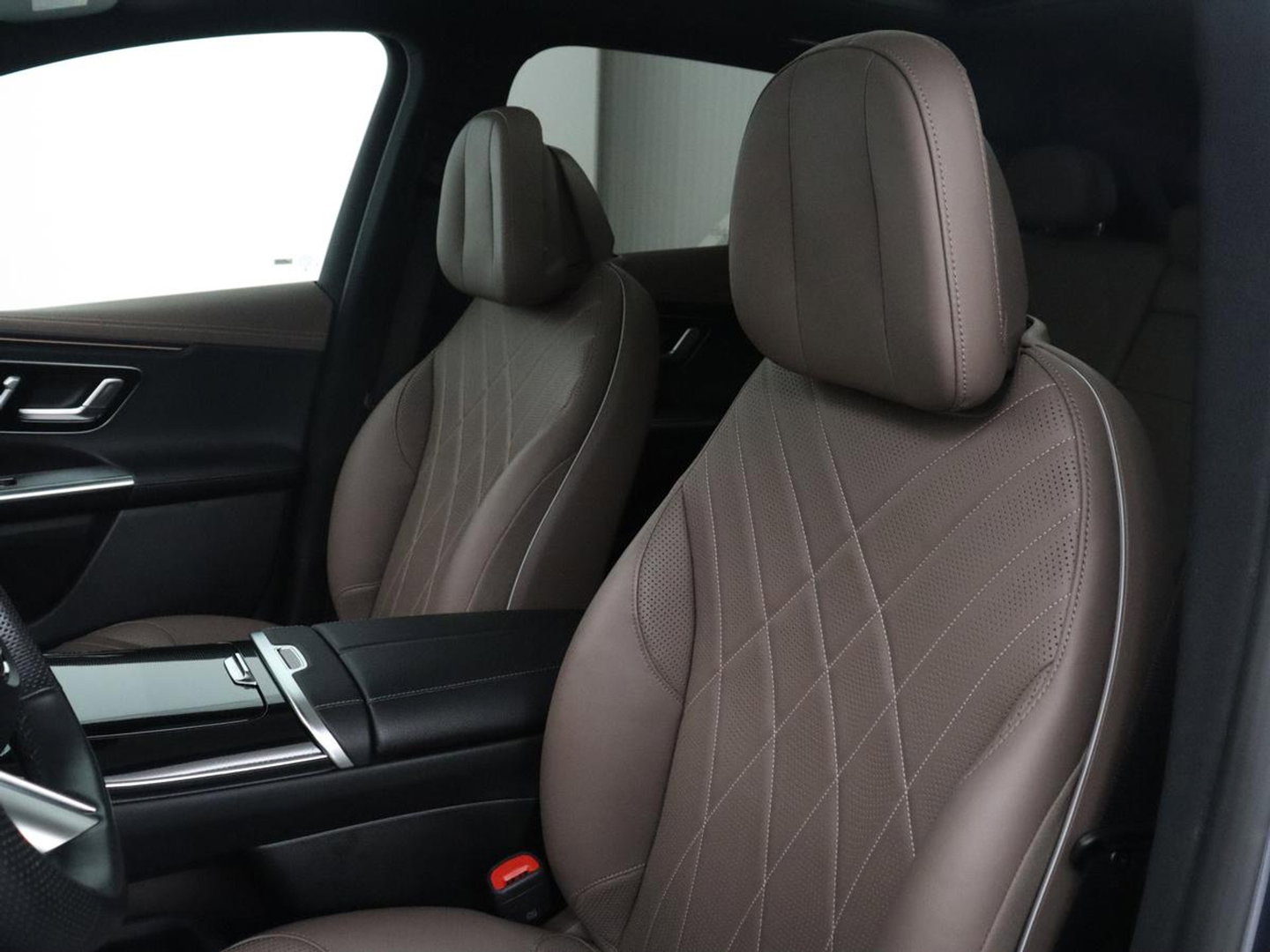 Mercedes-Benz EQE SUV 350 4Matic AMG Line 91 kWh | 97.1% | Panoramadak | Trekhaak | Head up | 360 camera | Adaptive cruise | Stoelkoeling | Memory |