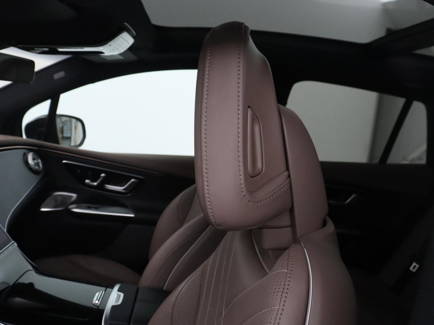 Mercedes-Benz EQE SUV 350 4Matic AMG Line 91 kWh | 97.1% | Panoramadak | Trekhaak | Head up | 360 camera | Adaptive cruise | Stoelkoeling | Memory |