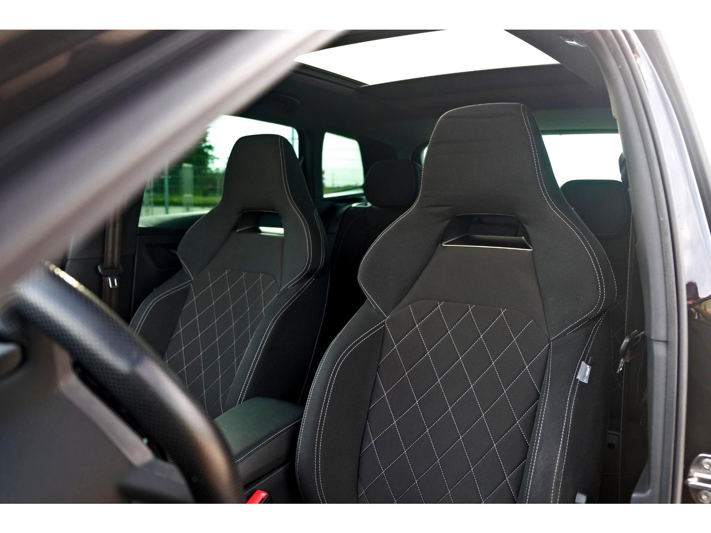 Škoda Karoq 1.5 TSI ACT Sportline | PANO | TREKHAAK | APPLE CAR PLAY | 19" VELGEN