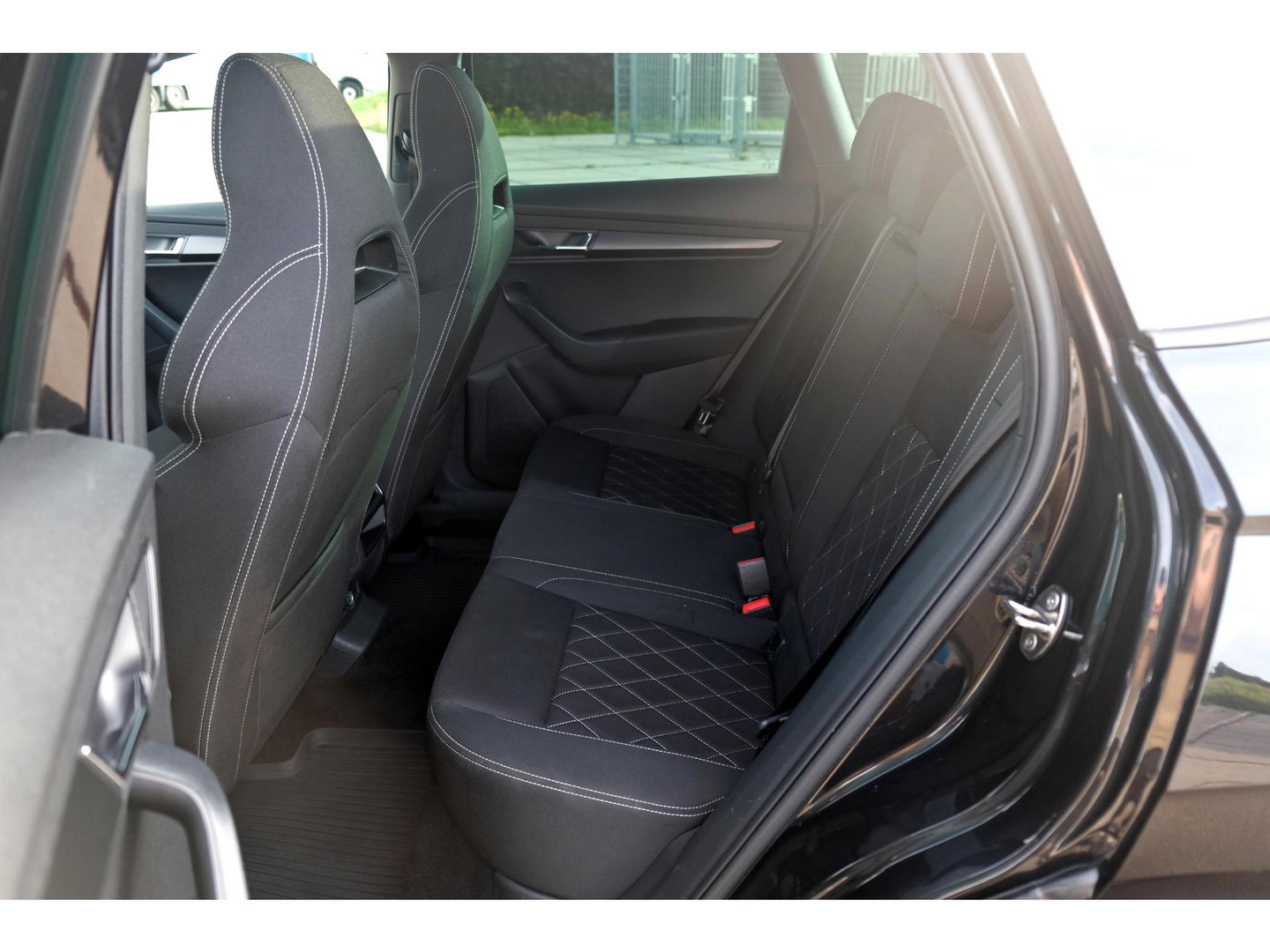 Škoda Karoq 1.5 TSI ACT Sportline | PANO | TREKHAAK | APPLE CAR PLAY | 19" VELGEN