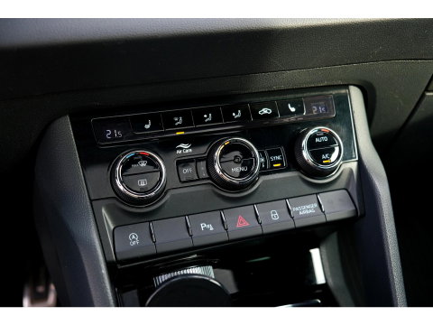 Škoda Karoq 1.5 TSI ACT Sportline | PANO | TREKHAAK | APPLE CAR PLAY | 19" VELGEN