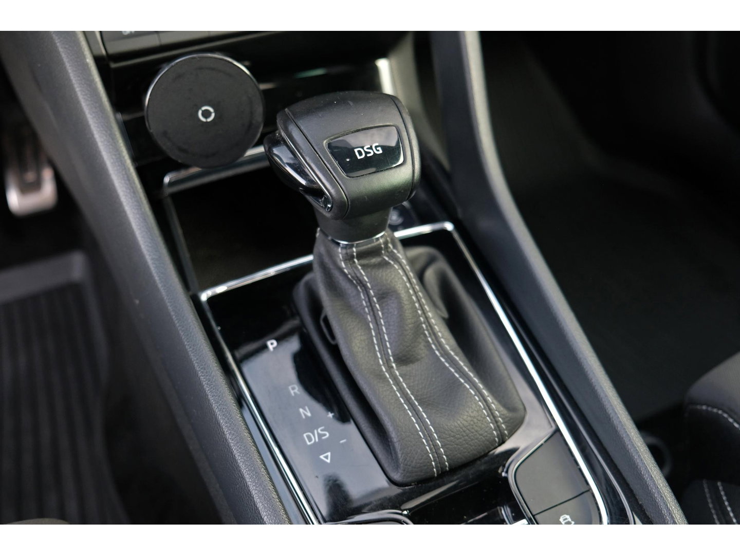 Škoda Karoq 1.5 TSI ACT Sportline | PANO | TREKHAAK | APPLE CAR PLAY | 19" VELGEN