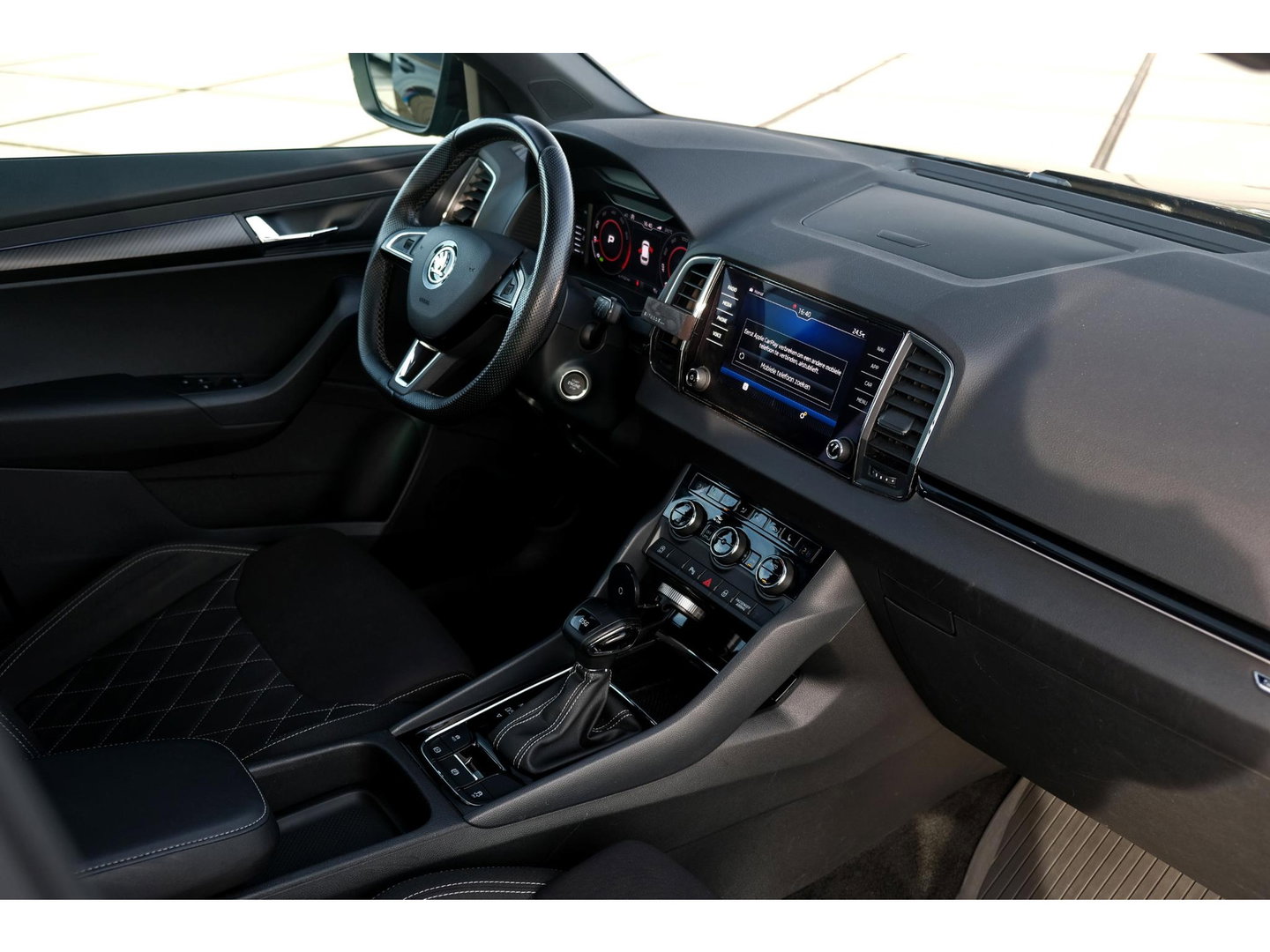 Škoda Karoq 1.5 TSI ACT Sportline | PANO | TREKHAAK | APPLE CAR PLAY | 19" VELGEN