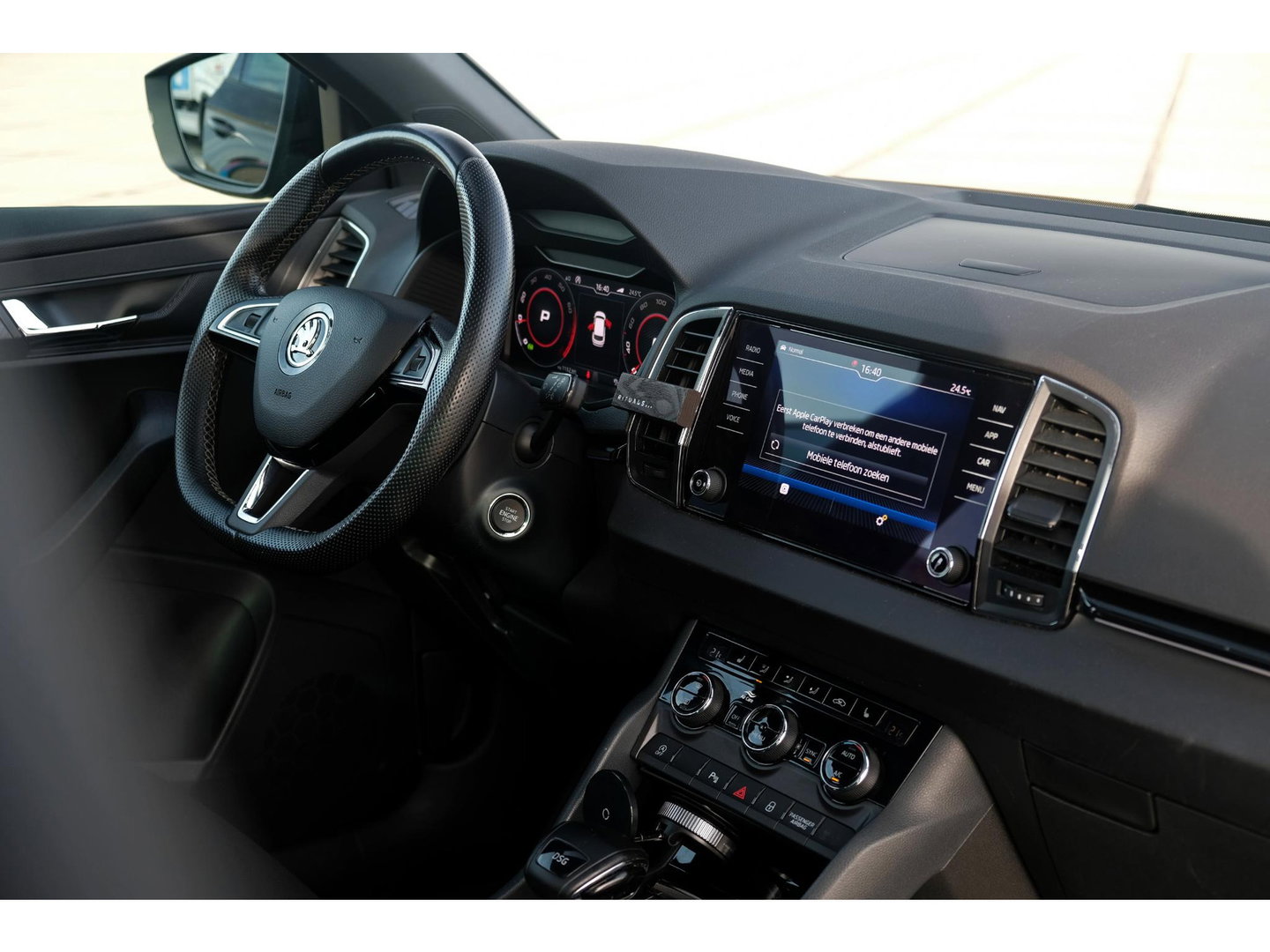 Škoda Karoq 1.5 TSI ACT Sportline | PANO | TREKHAAK | APPLE CAR PLAY | 19" VELGEN