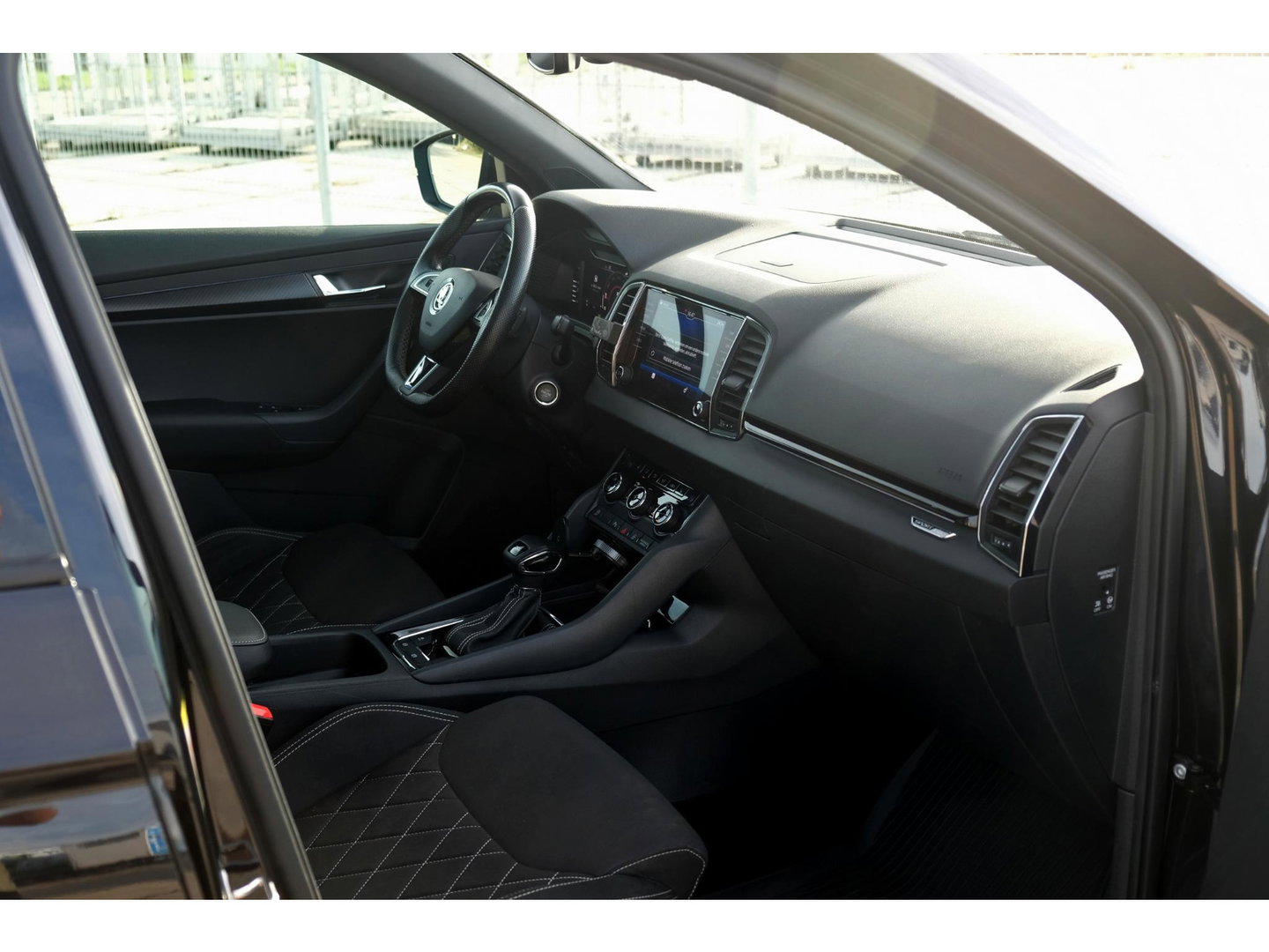 Škoda Karoq 1.5 TSI ACT Sportline | PANO | TREKHAAK | APPLE CAR PLAY | 19" VELGEN