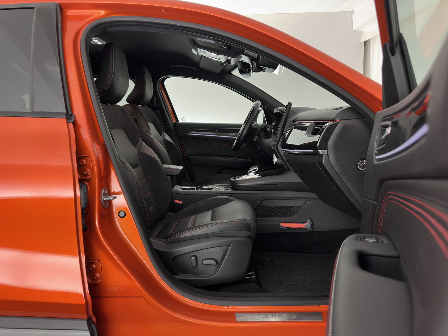 Renault Arkana 1.6 E-Tech Hybrid 145 R.S. Line (INCL-BTW) Aut. *LEATHER | FULL-LED | BLINDSPOT | CAMERA | BOSE-AUDIO | HEATED-SPORTSEATS | KEYLESS | AMBIENTLIGHT | DIGI-COCKPIT | PRIVACY-GLASS | NAVI-FULLMAP | ECC | ADAPTIVE-CRUISE | 18"A