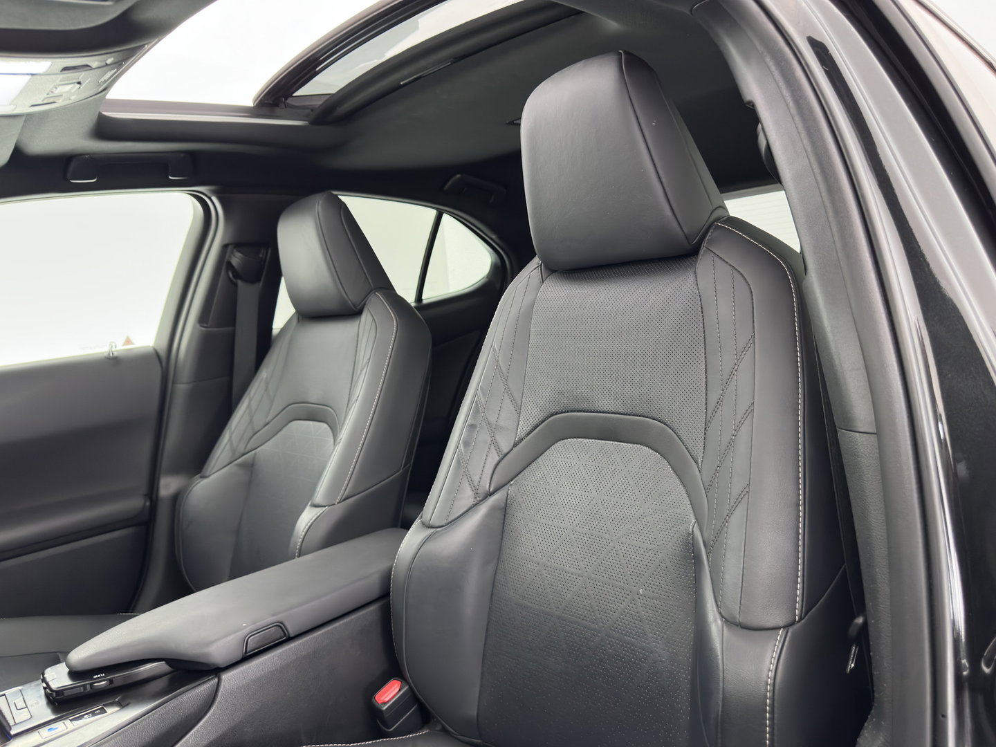 Lexus UX 300e Luxury 54 kWh (INCL.BTW)  Aut. *PANO | LEATHER | FULL-LED | ADAPTIVE-CRUISE | CAMERA | KEYLESS | NAVI-FULLMAP | DAB+ | PRIVACY-GLASS | ECC | PDC | 17''ALU*