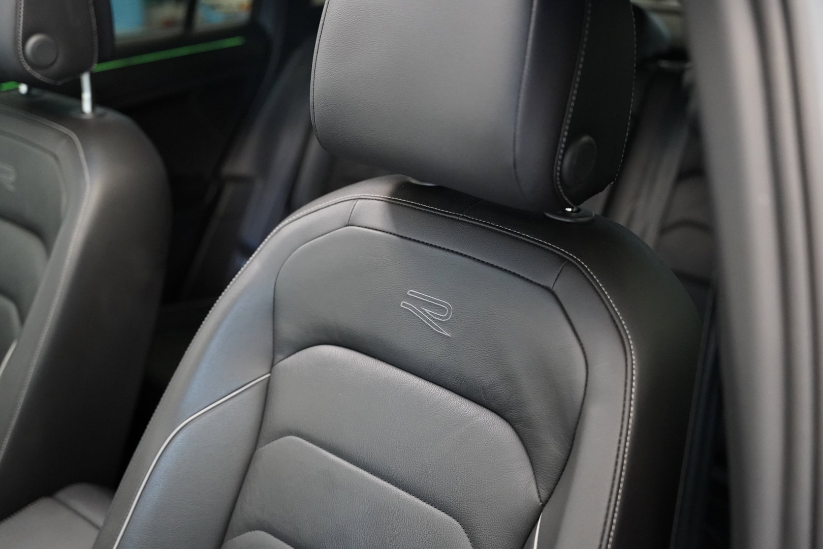 Volkswagen Tiguan 1.4 TSI eHybrid R-Line Business ACC Pano Elec. achterklep Privacy Glass 24 Maanden garantie* (Vraag naar de voorwaarden)
