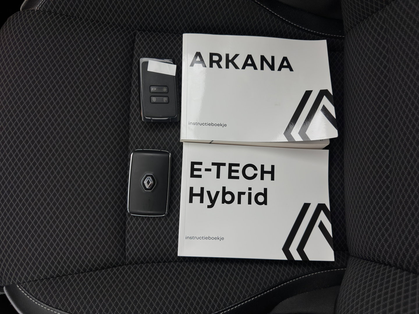 Renault Arkana 1.6 E-Tech Hybrid 145 Intens (INCL-BTW) *AUT | LEATHER-MICROFIBRE | FULL-LED | DIGI-COCKPIT | LANE-ASSIST | BLIND-SPOT | NAVI-FULLMAP | AMBIENT-LIGHT | CAMERA | KEYLESS | DAB+ | COMFORT-SEATS | PRVACY-GLASS | 18''ALU*