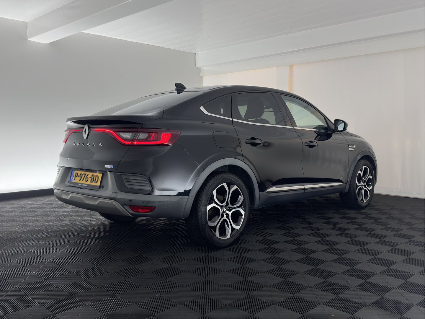 Renault Arkana 1.6 E-Tech Hybrid 145 Intens (INCL-BTW) *AUT | LEATHER-MICROFIBRE | FULL-LED | DIGI-COCKPIT | LANE-ASSIST | BLIND-SPOT | NAVI-FULLMAP | AMBIENT-LIGHT | CAMERA | KEYLESS | DAB+ | COMFORT-SEATS | PRVACY-GLASS | 18''ALU*