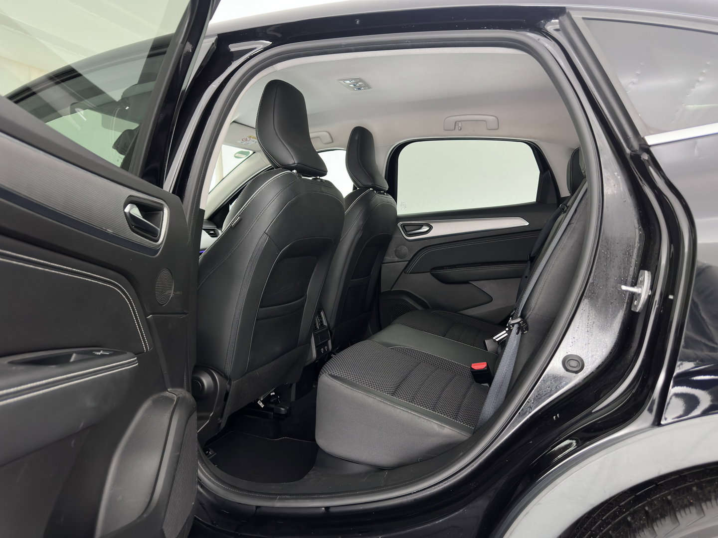 Renault Arkana 1.6 E-Tech Hybrid 145 Intens (INCL-BTW) *AUT | LEATHER-MICROFIBRE | FULL-LED | DIGI-COCKPIT | LANE-ASSIST | BLIND-SPOT | NAVI-FULLMAP | AMBIENT-LIGHT | CAMERA | KEYLESS | DAB+ | COMFORT-SEATS | PRVACY-GLASS | 18''ALU*