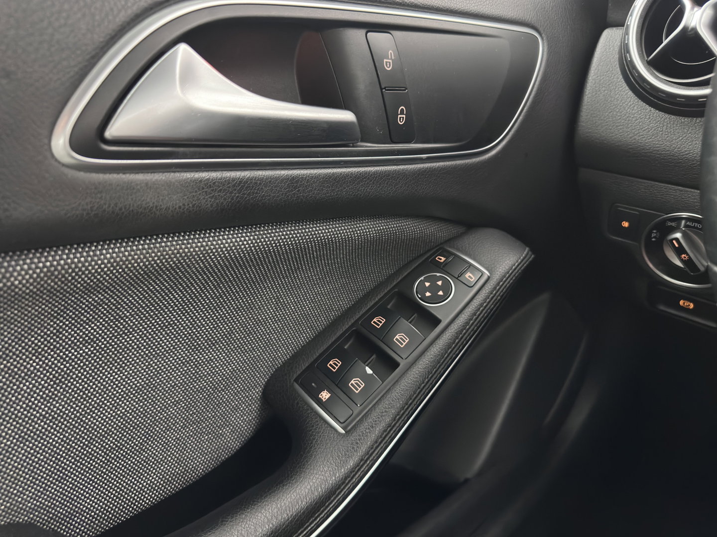 Mercedes-Benz GLA 180 d Lease Edition (INCL.BTW) *LEATHER-FABRIC | XENON | NAVI-FULLMAP | COMFORT-SEATS | AIRCO | PDC | CRUISE | 17''ALU*