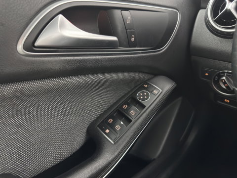 Mercedes-Benz GLA 180 d Lease Edition (INCL.BTW) *LEATHER-FABRIC | XENON | NAVI-FULLMAP | COMFORT-SEATS | AIRCO | PDC | CRUISE | 17''ALU*