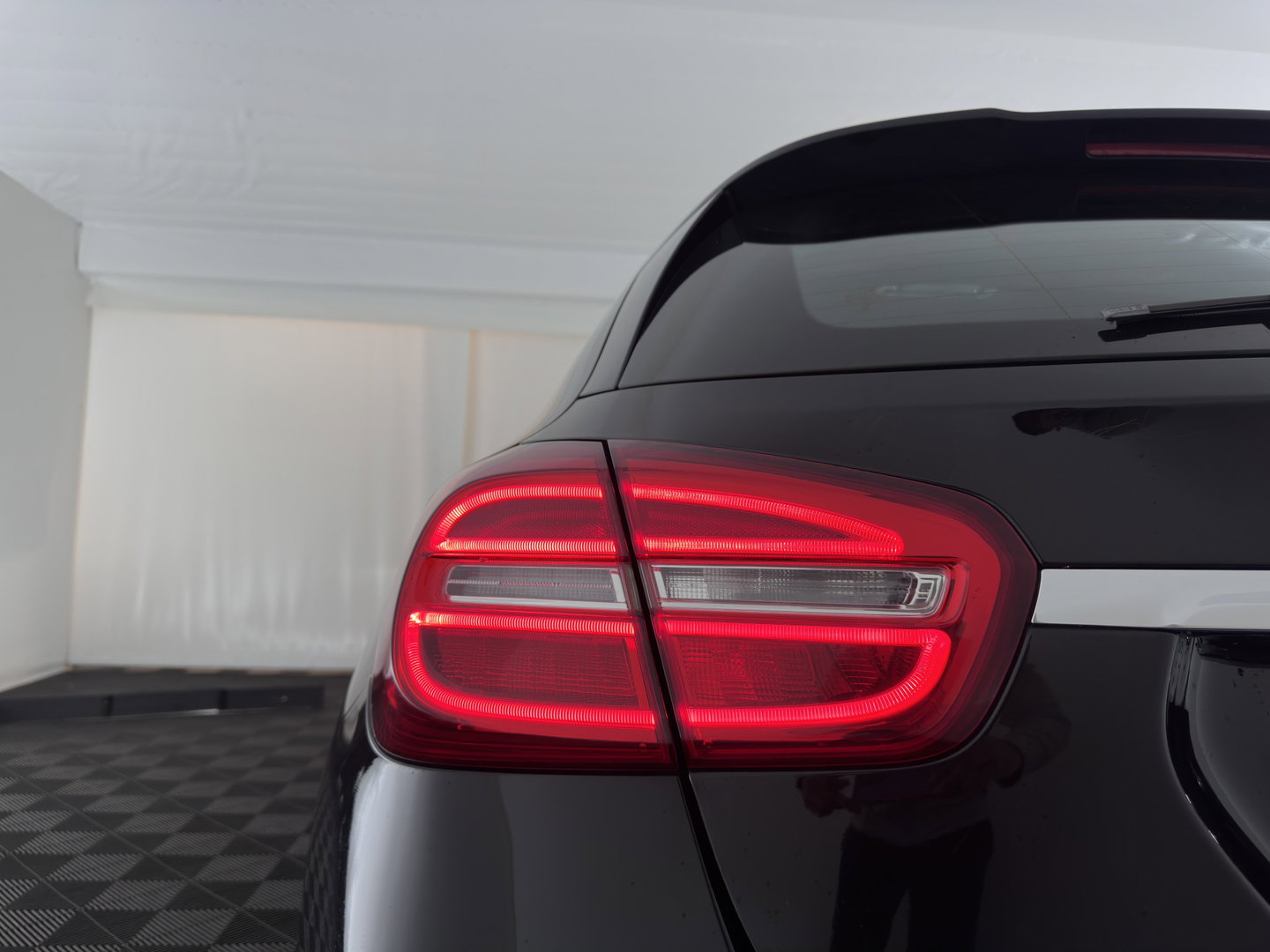 Mercedes-Benz GLA 180 d Lease Edition (INCL.BTW) *LEATHER-FABRIC | XENON | NAVI-FULLMAP | COMFORT-SEATS | AIRCO | PDC | CRUISE | 17''ALU*