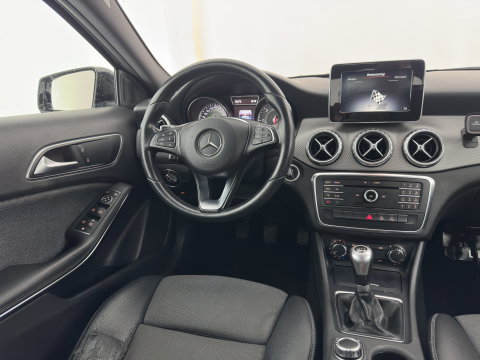 Mercedes-Benz GLA 180 d Lease Edition (INCL.BTW) *LEATHER-FABRIC | XENON | NAVI-FULLMAP | COMFORT-SEATS | AIRCO | PDC | CRUISE | 17''ALU*