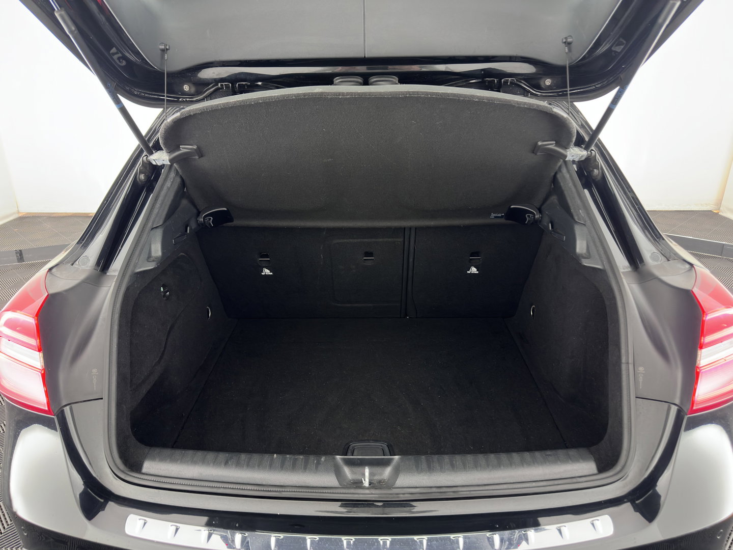 Mercedes-Benz GLA 180 d Lease Edition (INCL.BTW) *LEATHER-FABRIC | XENON | NAVI-FULLMAP | COMFORT-SEATS | AIRCO | PDC | CRUISE | 17''ALU*