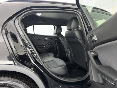 Mercedes-Benz GLA 180 d Lease Edition (INCL.BTW) *LEATHER-FABRIC | XENON | NAVI-FULLMAP | COMFORT-SEATS | AIRCO | PDC | CRUISE | 17''ALU*