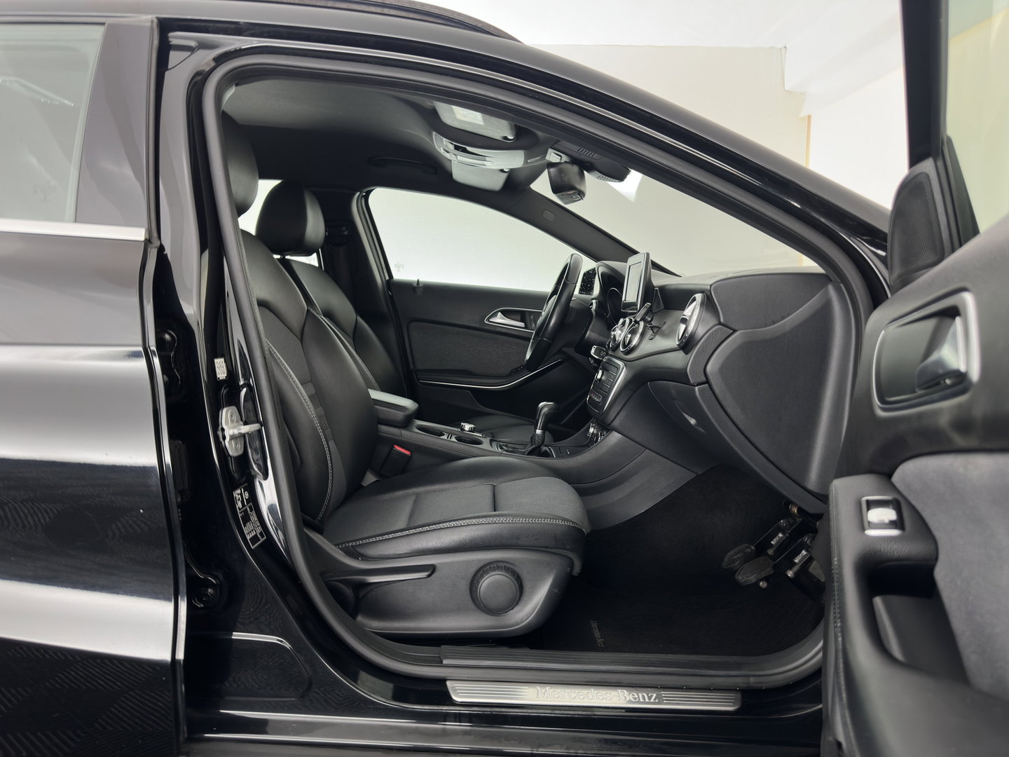 Mercedes-Benz GLA 180 d Lease Edition (INCL.BTW) *LEATHER-FABRIC | XENON | NAVI-FULLMAP | COMFORT-SEATS | AIRCO | PDC | CRUISE | 17''ALU*