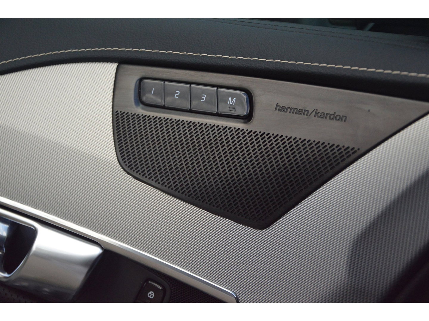 Volvo XC90 T8 Recharge AWD Plus Dark | Luchtvering | Panoramadak | Harman/Kardon | Trekhaak | Stoel + Stuur Verwarmd | Camera |