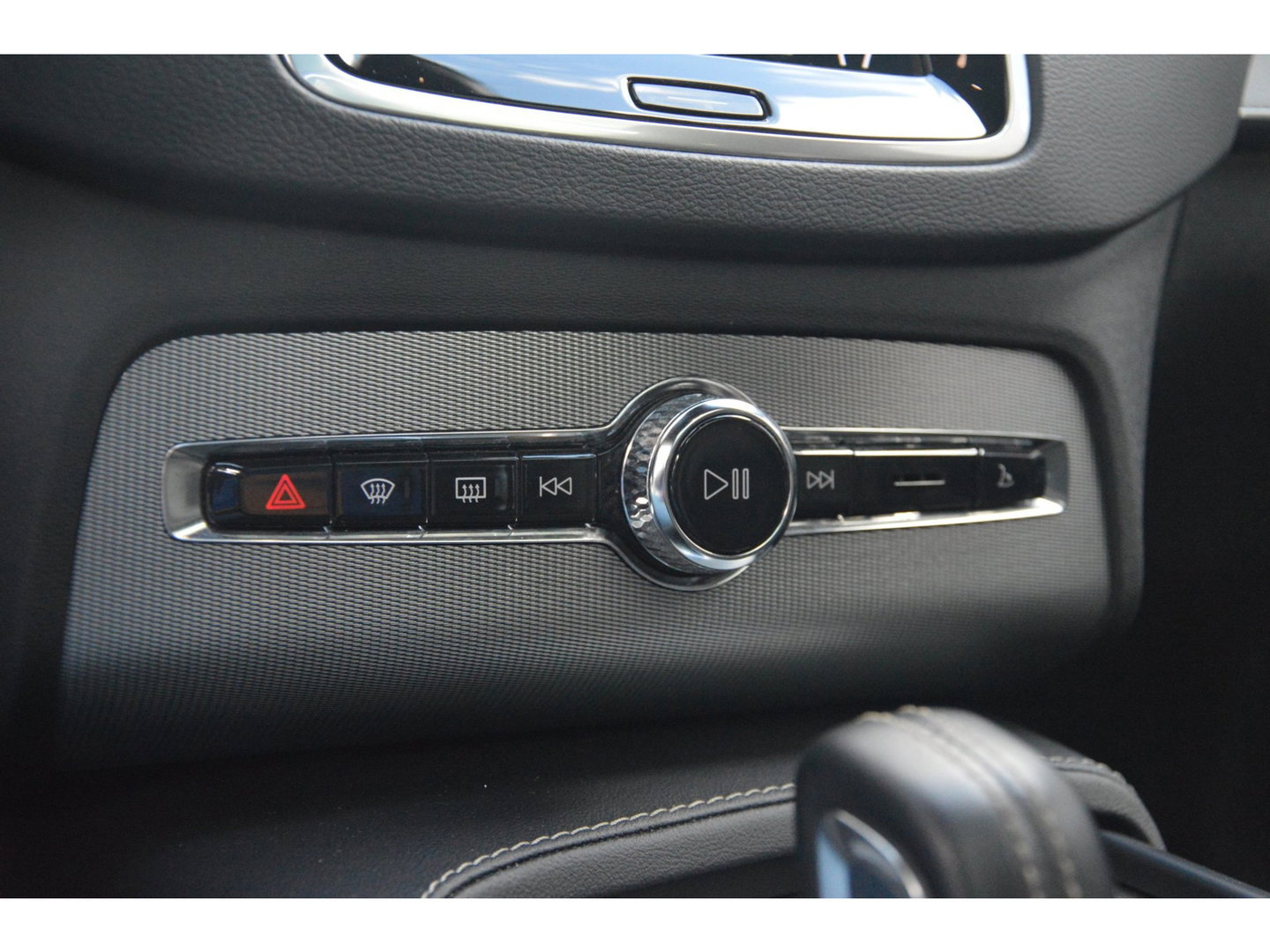 Volvo XC90 T8 Recharge AWD Plus Dark | Luchtvering | Panoramadak | Harman/Kardon | Trekhaak | Stoel + Stuur Verwarmd | Camera |