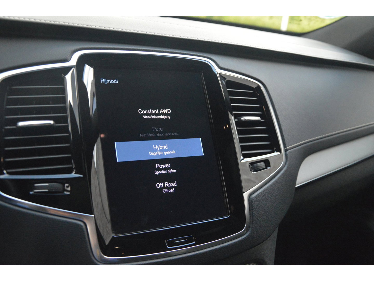 Volvo XC90 T8 Recharge AWD Plus Dark | Luchtvering | Panoramadak | Harman/Kardon | Trekhaak | Stoel + Stuur Verwarmd | Camera |