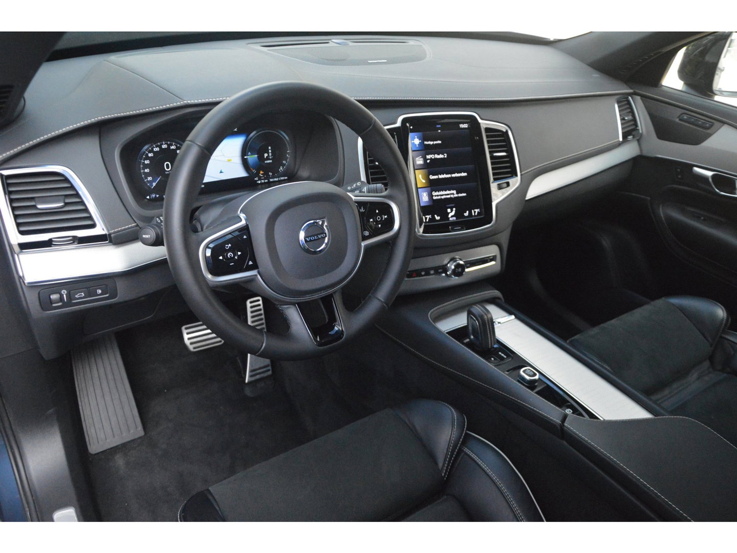 Volvo XC90 T8 Recharge AWD Plus Dark | Luchtvering | Panoramadak | Harman/Kardon | Trekhaak | Stoel + Stuur Verwarmd | Camera |