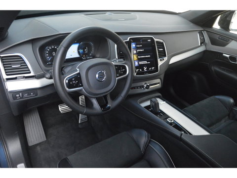Volvo XC90 T8 Recharge AWD Plus Dark | Luchtvering | Panoramadak | Harman/Kardon | Trekhaak | Stoel + Stuur Verwarmd | Camera |