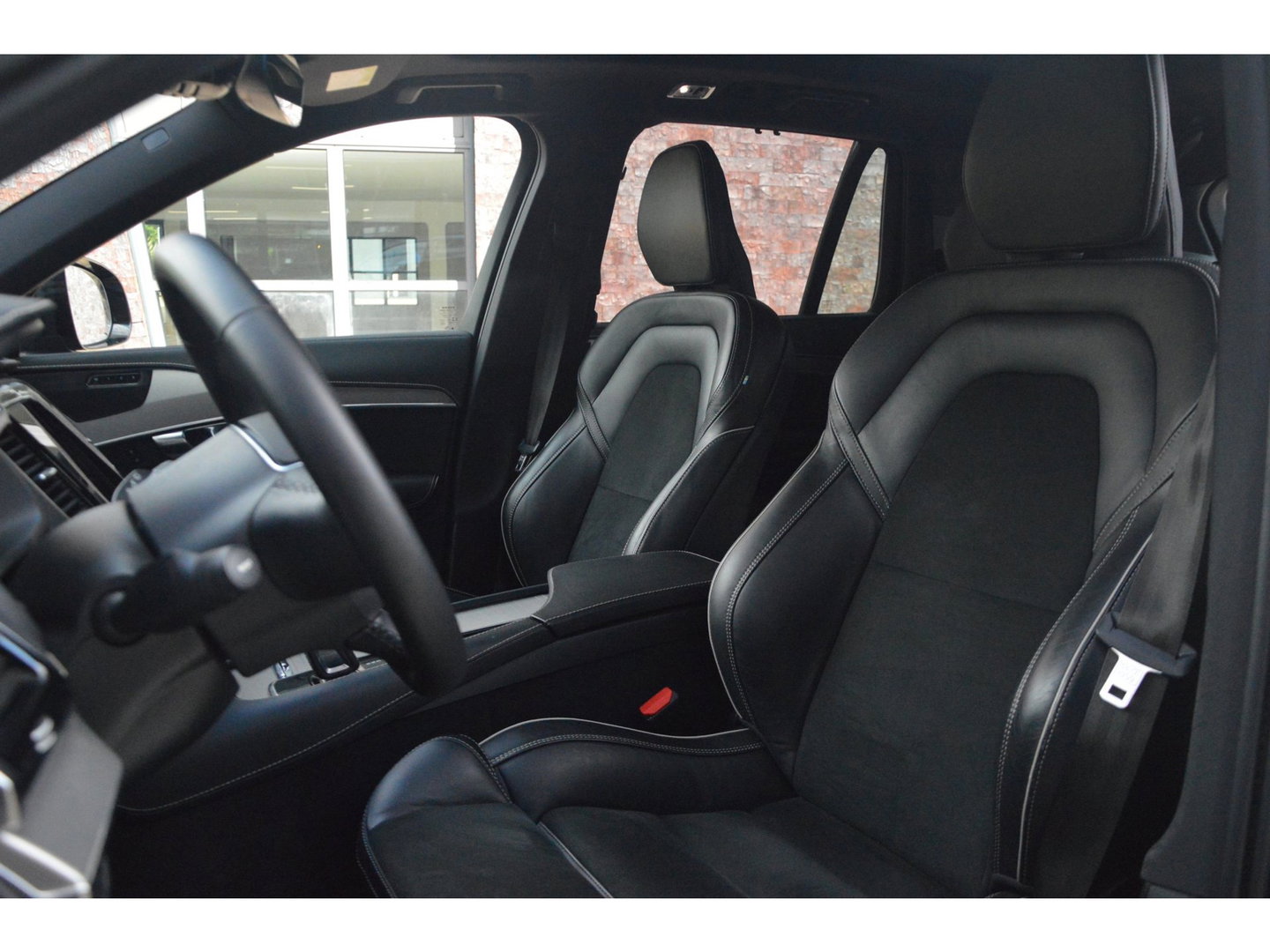 Volvo XC90 T8 Recharge AWD Plus Dark | Luchtvering | Panoramadak | Harman/Kardon | Trekhaak | Stoel + Stuur Verwarmd | Camera |