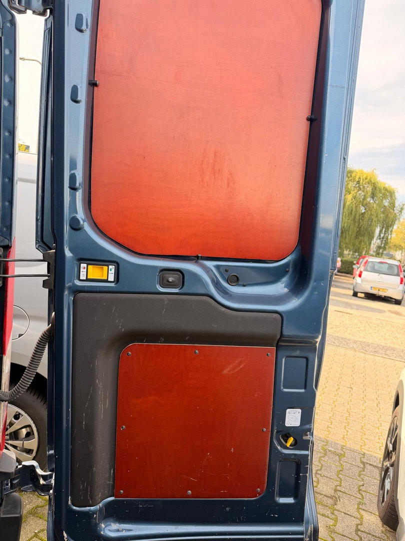 Ford Transit 350 2.0 TDCI 170pk L3H2 DC 5 persoons Trend / vaste prijs rijklaar € 25.950 ex btw / euro 6 / bpm vrij / lease vanaf € 424 / raptor grille / blauw metallic / trekhaak 2500 kg