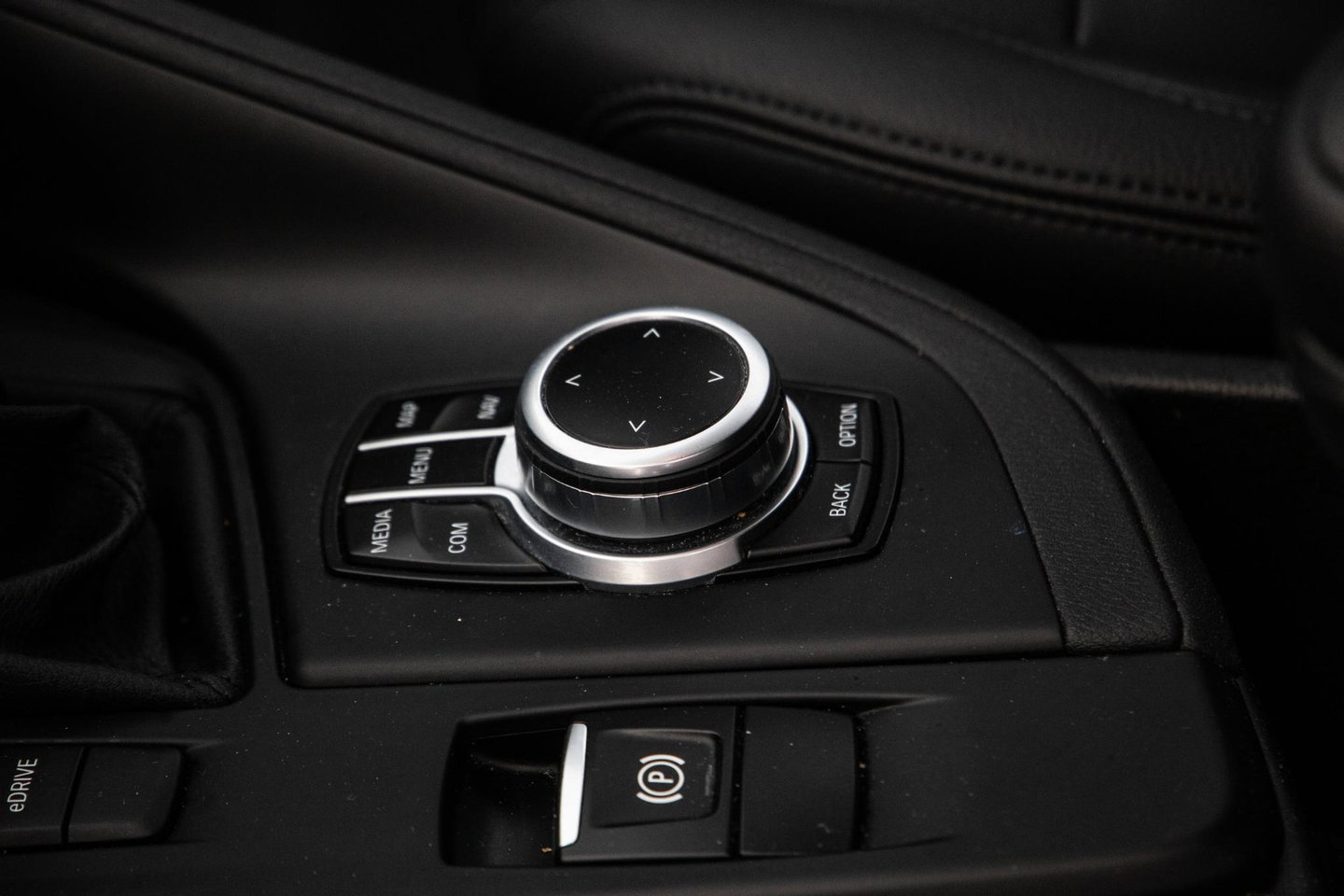 BMW X1 xDrive25e Executive CAMERA / CARPLAY / HEAD UP DISPLAY / LEDER / LED / CRUISE CONTROLE / STOELVERWARMING