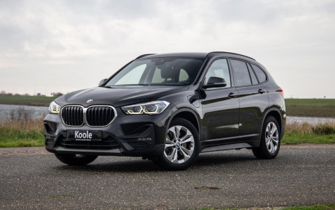 BMW X1 xDrive25e Executive CAMERA / CARPLAY / HEAD UP DISPLAY / LEDER / LED / CRUISE CONTROLE / STOELVERWARMING