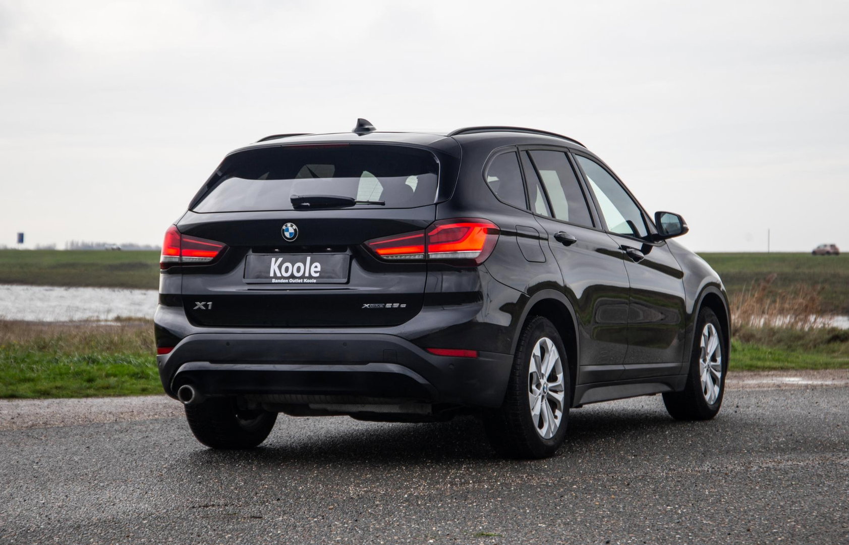 BMW X1 xDrive25e Executive CAMERA / CARPLAY / HEAD UP DISPLAY / LEDER / LED / CRUISE CONTROLE / STOELVERWARMING