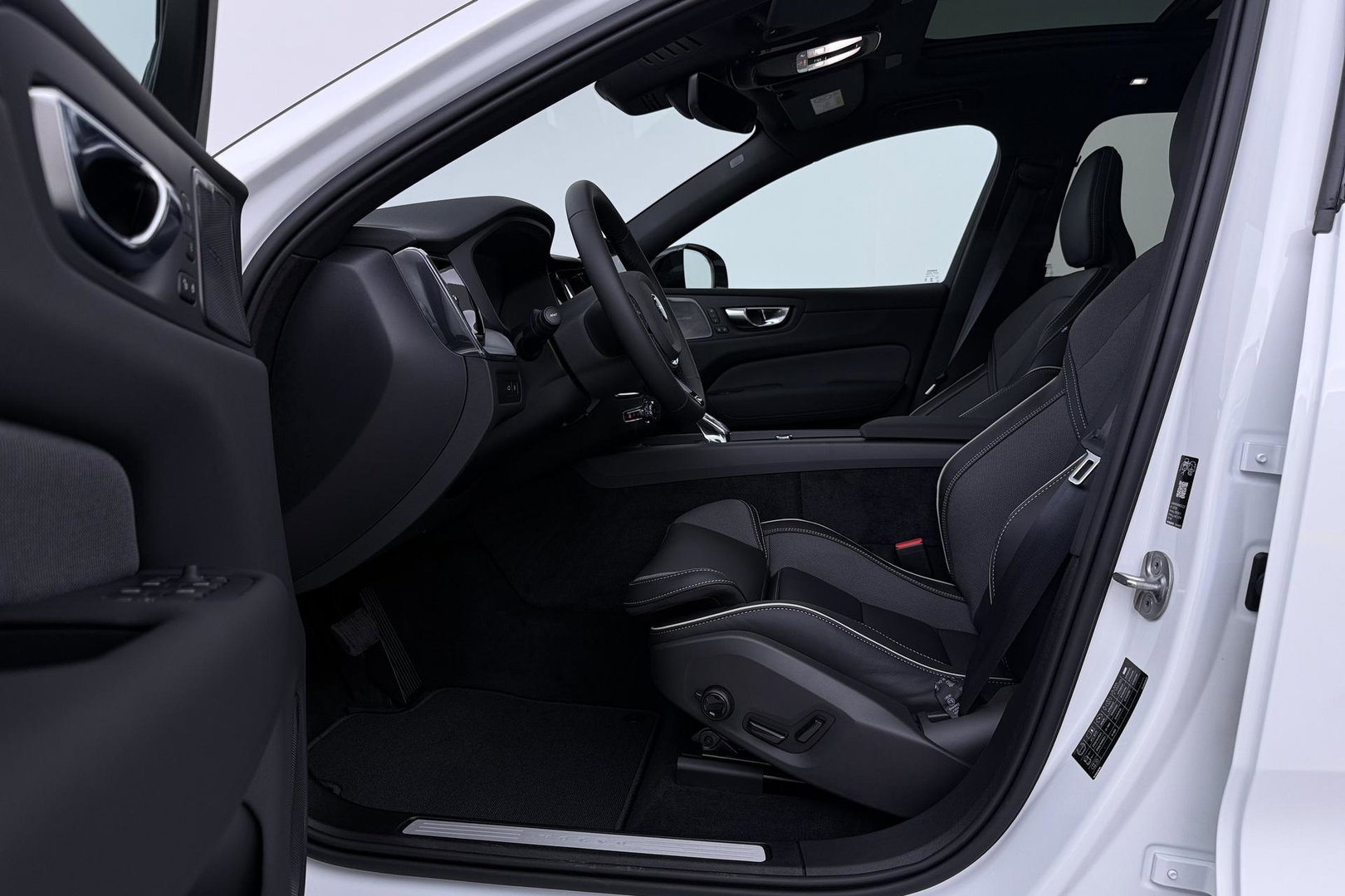 Volvo XC60 T8 Plus Black Edition | Harman/Kardon | Panoramadak | 360° Camera | Head-Up | BLIS | Stuurverwarming | 21 Inch | ACC