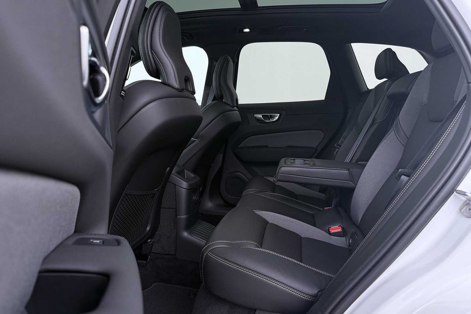 Volvo XC60 T8 Plus Black Edition | Harman/Kardon | Panoramadak | 360° Camera | Head-Up | BLIS | Stuurverwarming | 21 Inch | ACC