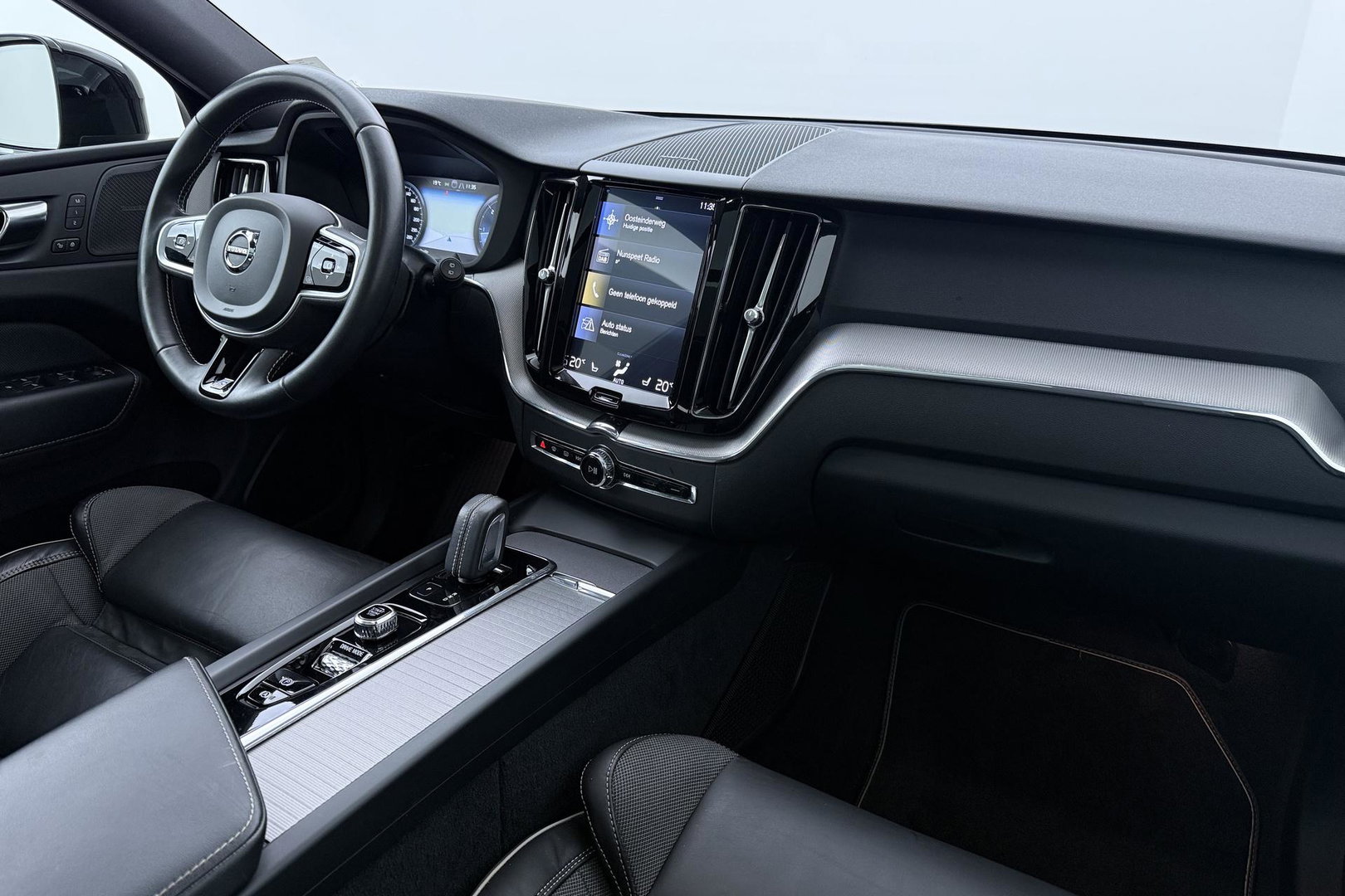 Volvo XC60 2.0 B4 R-Design | Harman/Kardon | Panoramadak | Trekhaak | Camera | Stoelverwarming | Verwarmde voorruit