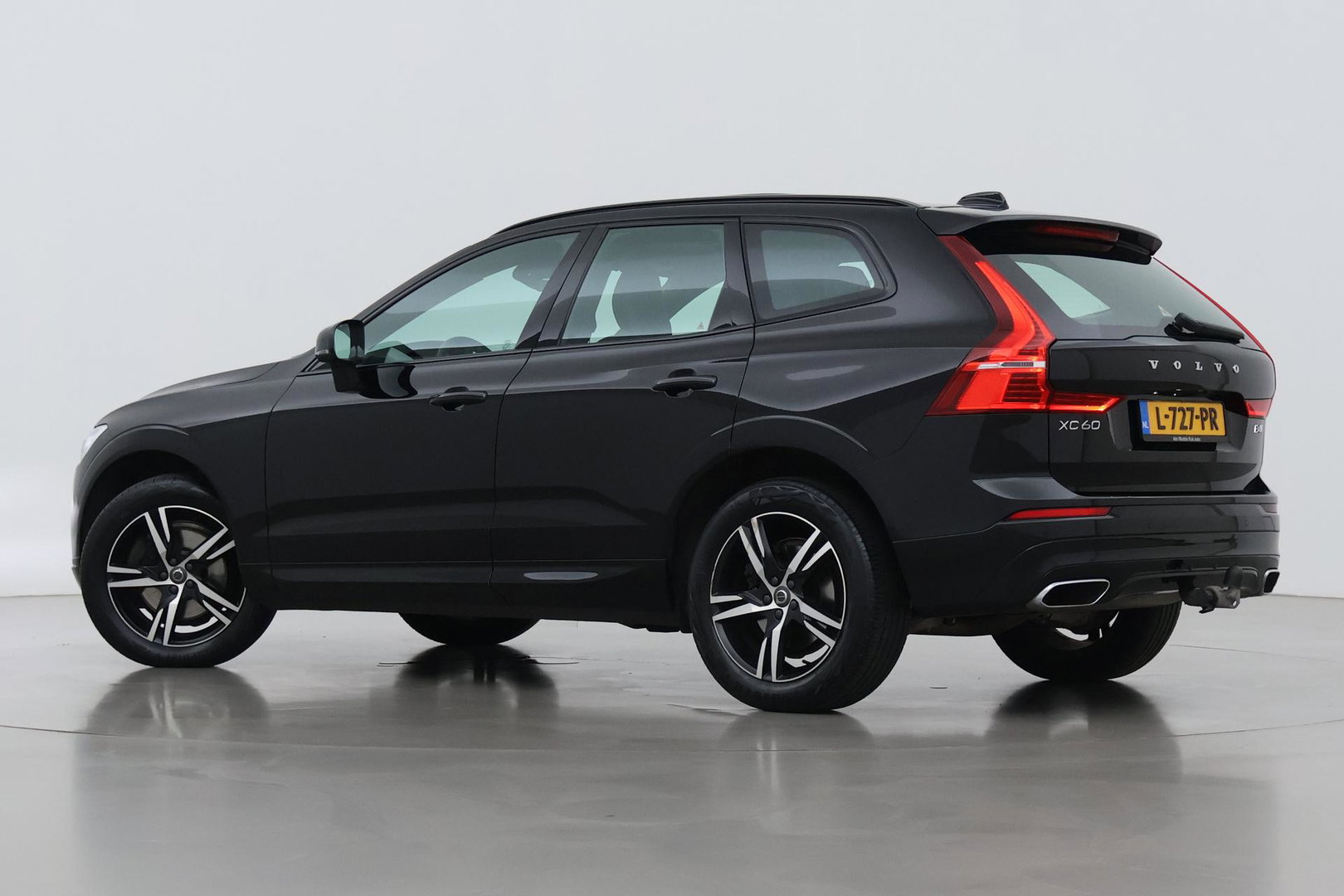 Volvo XC60 2.0 B4 R-Design | Harman/Kardon | Panoramadak | Trekhaak | Camera | Stoelverwarming | Verwarmde voorruit