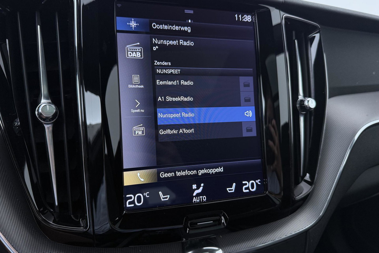 Volvo XC60 2.0 B4 R-Design | Harman/Kardon | Panoramadak | Trekhaak | Camera | Stoelverwarming | Verwarmde voorruit
