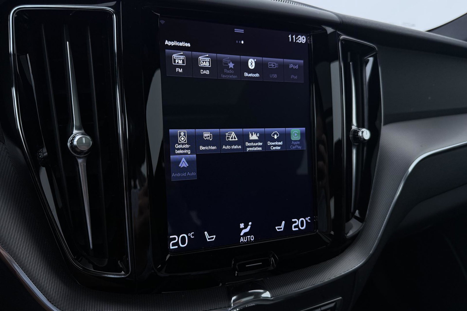 Volvo XC60 2.0 B4 R-Design | Harman/Kardon | Panoramadak | Trekhaak | Camera | Stoelverwarming | Verwarmde voorruit