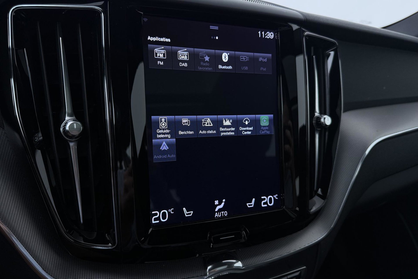Volvo XC60 2.0 B4 R-Design | Harman/Kardon | Panoramadak | Trekhaak | Camera | Stoelverwarming | Verwarmde voorruit