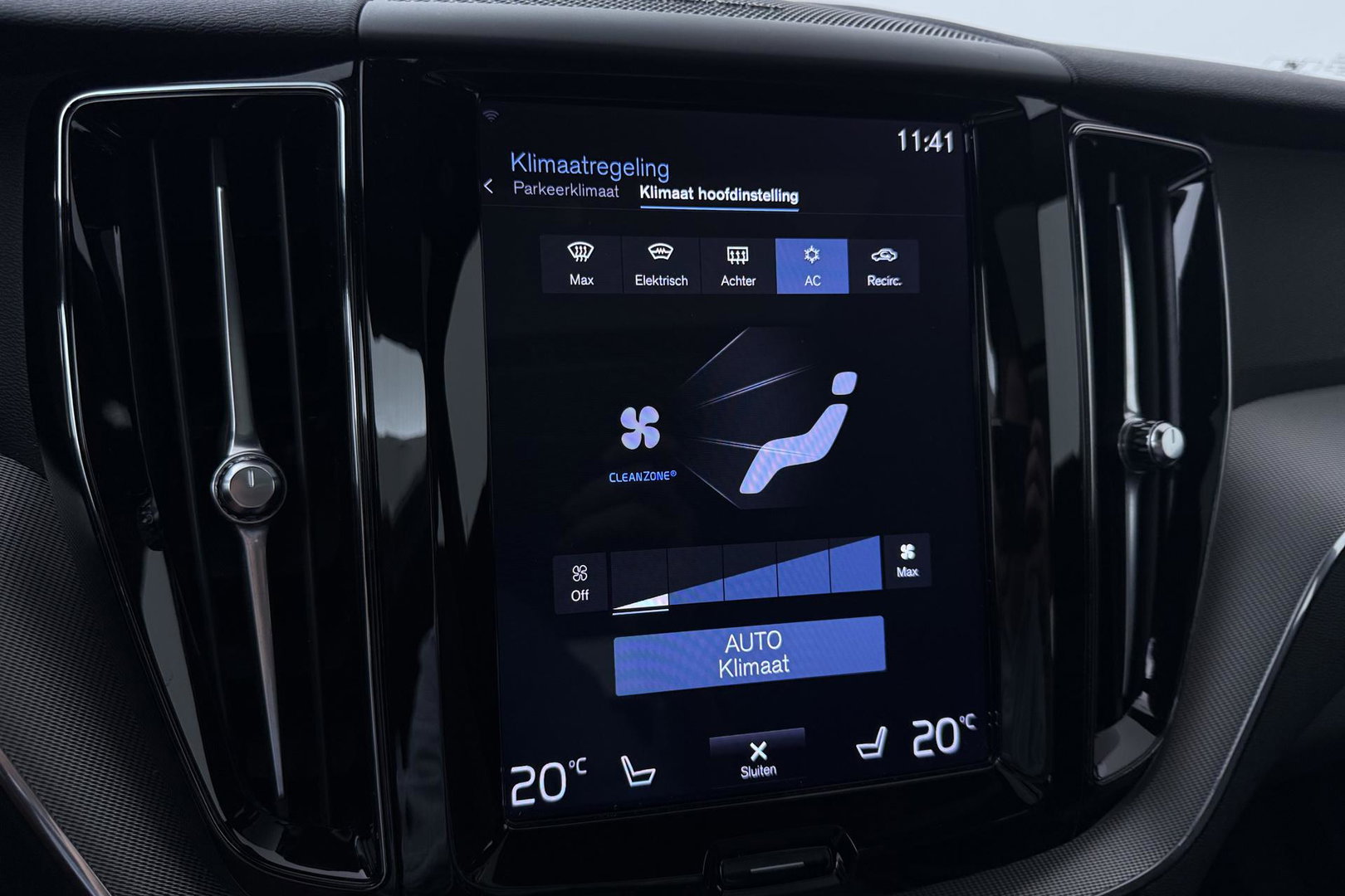 Volvo XC60 2.0 B4 R-Design | Harman/Kardon | Panoramadak | Trekhaak | Camera | Stoelverwarming | Verwarmde voorruit