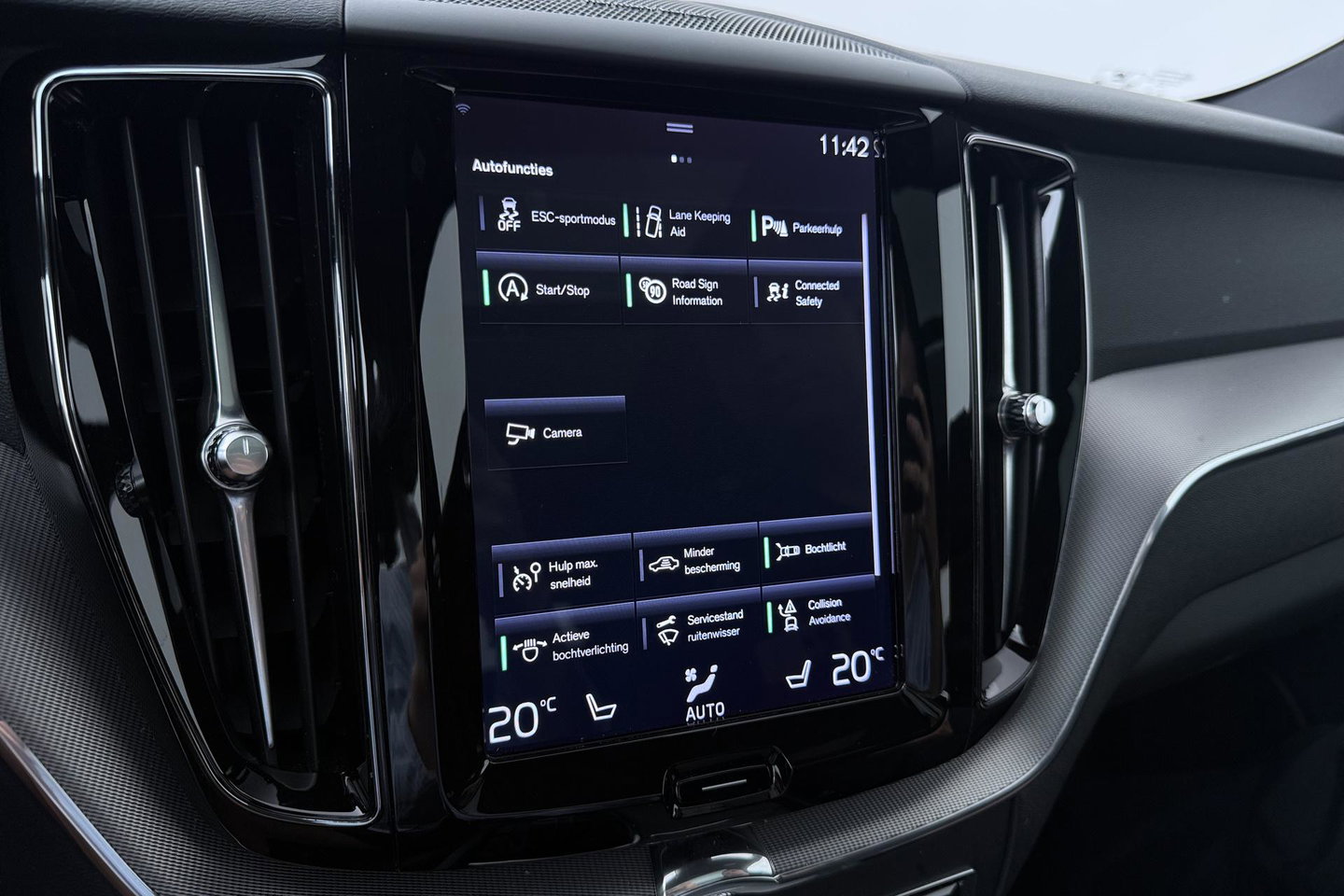 Volvo XC60 2.0 B4 R-Design | Harman/Kardon | Panoramadak | Trekhaak | Camera | Stoelverwarming | Verwarmde voorruit