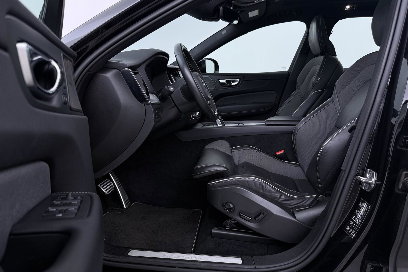 Volvo XC60 2.0 B4 R-Design | Harman/Kardon | Panoramadak | Trekhaak | Camera | Stoelverwarming | Verwarmde voorruit