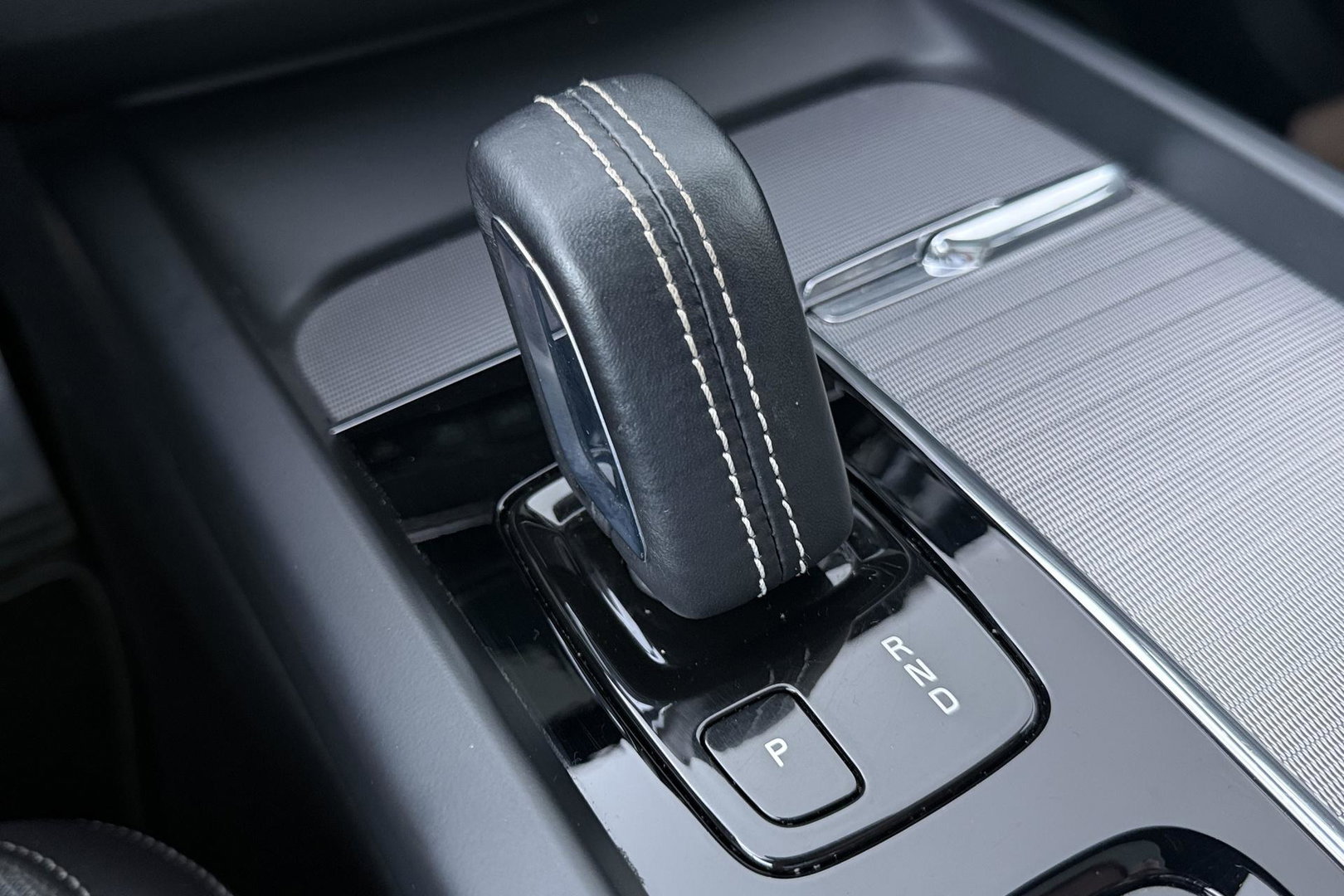 Volvo XC60 2.0 B4 R-Design | Harman/Kardon | Panoramadak | Trekhaak | Camera | Stoelverwarming | Verwarmde voorruit
