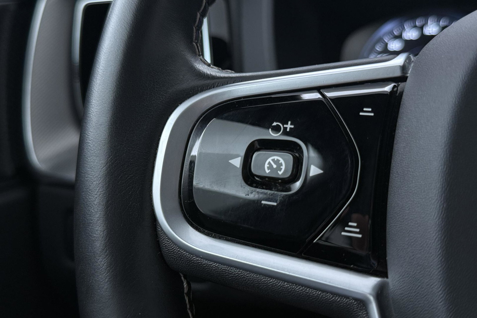 Volvo XC60 2.0 B4 R-Design | Harman/Kardon | Panoramadak | Trekhaak | Camera | Stoelverwarming | Verwarmde voorruit