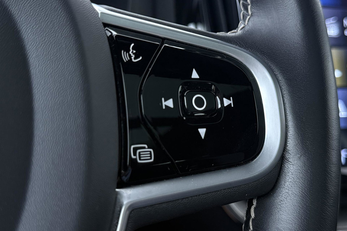 Volvo XC60 2.0 B4 R-Design | Harman/Kardon | Panoramadak | Trekhaak | Camera | Stoelverwarming | Verwarmde voorruit