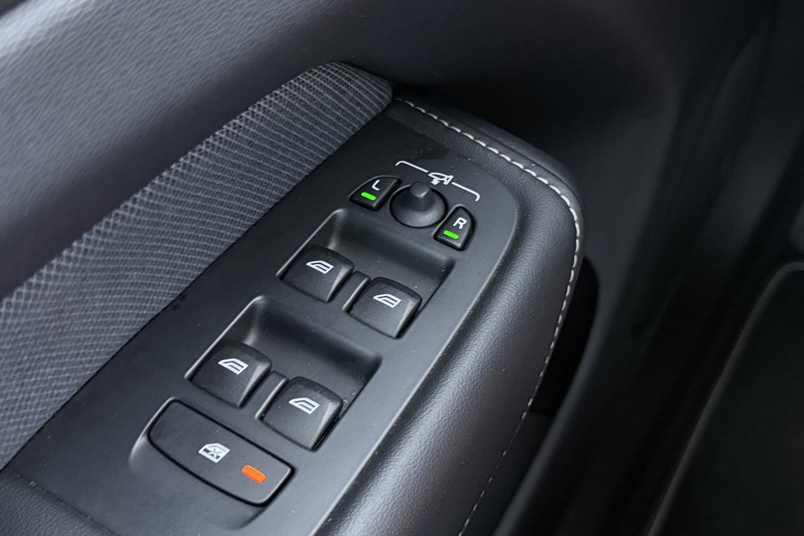 Volvo XC60 2.0 B4 R-Design | Harman/Kardon | Panoramadak | Trekhaak | Camera | Stoelverwarming | Verwarmde voorruit